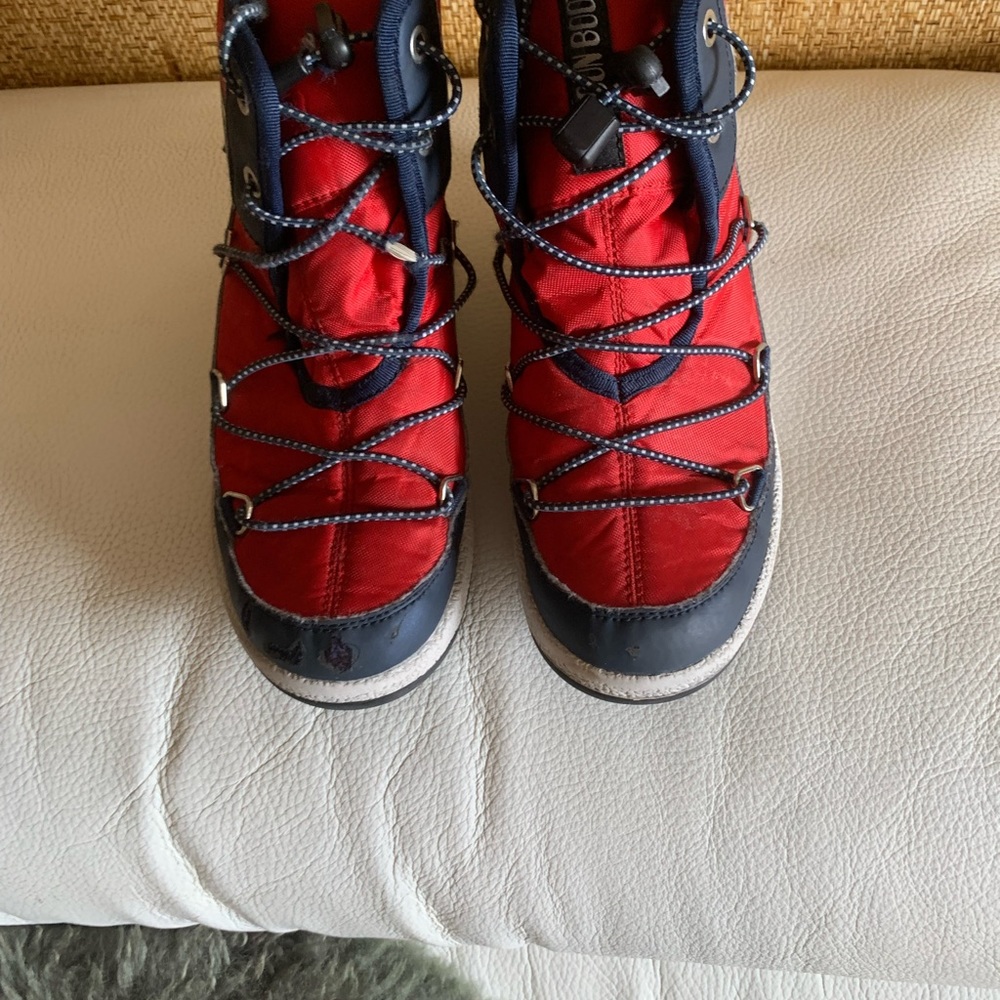 MOON BOOT the original . Snow Boots (Girl /Boy ) Size US 2, EU 33 .